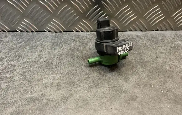 Mercedes-Benz C W203 Turbo solenoid valve A0004703893