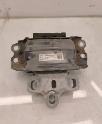 Volkswagen Tiguan Engine mount bracket 5QA199555C