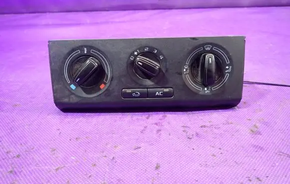 Skoda Fabia Mk2 (5J) Climate control unit 5J0820045C