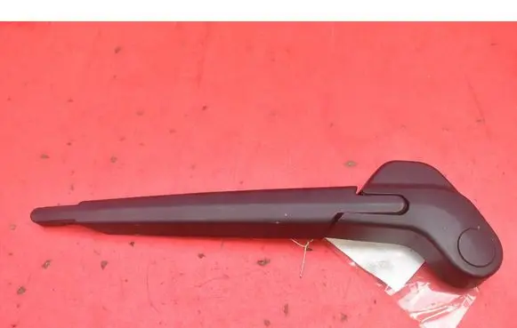 Rear wiper blade arm