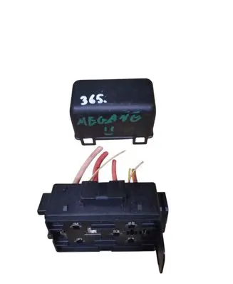 Renault Megane II Relay mounting block 8200222930 8200222933