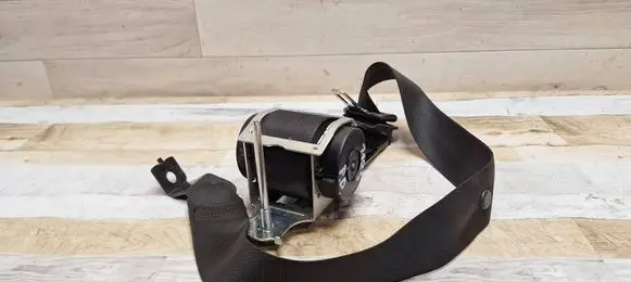Opel Astra H Front seatbelt 560834801