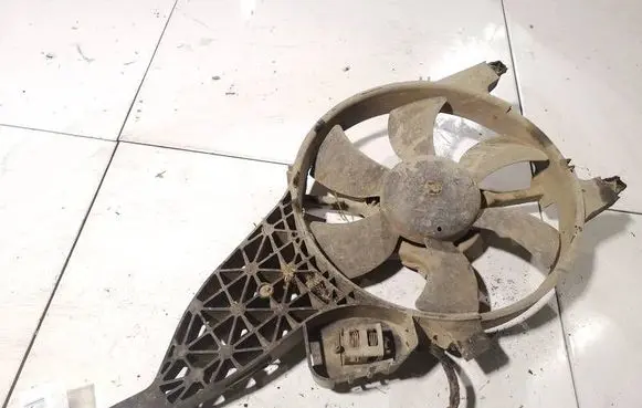Radiator cooling fan shroud