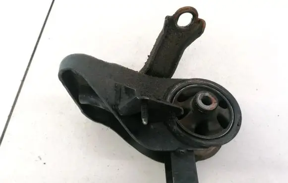 Mazda 626 Engine mount bracket