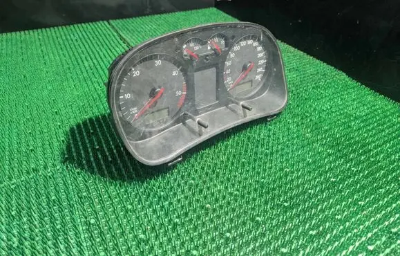 Volkswagen Golf IV Speedometer (instrument cluster) 1J0920805G 0263628093