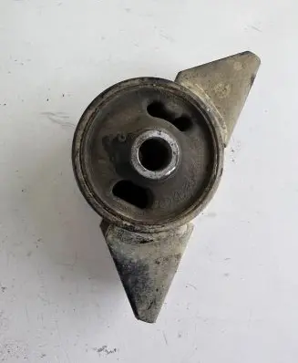 Mitsubishi L200 Front differential mounting bracket 