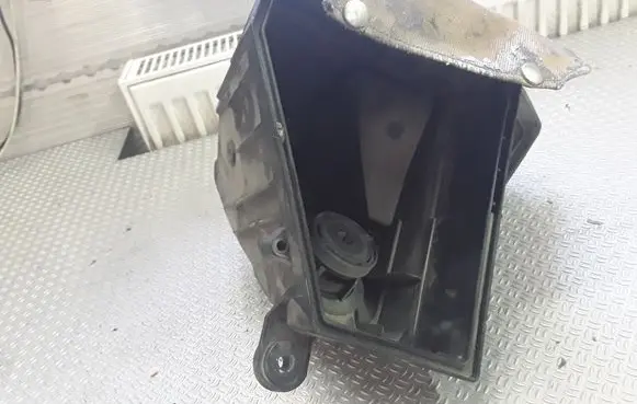 Volkswagen Phaeton Air filter box cover 