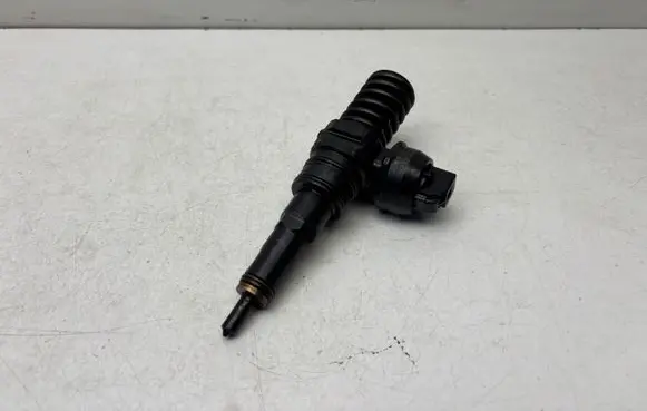 Volkswagen Golf IV Fuel injector 038130073AM