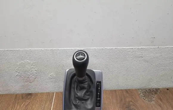 Mercedes-Benz C W204 Gear shifter/selector A2042677524 2092614485