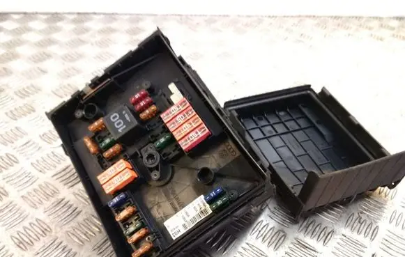 Volkswagen Golf V Fuse box set 1K0937132F