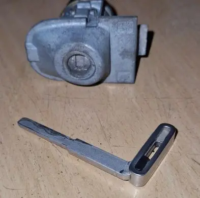 Volvo V70 Front door lock (next to the handle) 