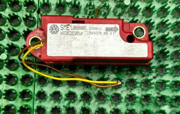 Volkswagen Golf IV Airbag deployment crash/impact sensor 1J0909606D 5WK42350 0230CD2CV8M