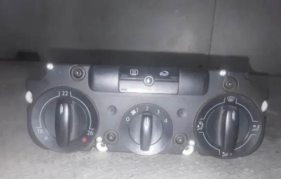 Volkswagen Touran I Climate control unit