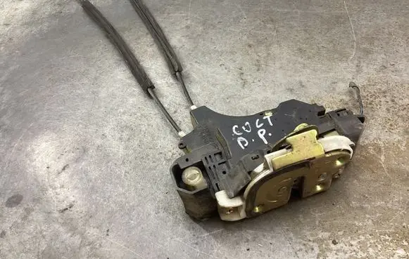 Mitsubishi Colt CZ3 Front door lock (next to the handle) 