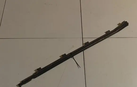 Volkswagen Polo IV 9N3 Front door glass trim molding 