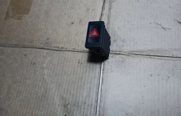 Volkswagen PASSAT B5 Hazard light switch 3B0953235D