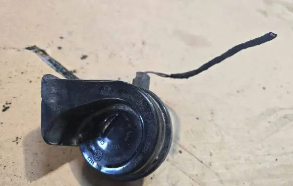 BMW 5 E39 Horn signal 3881157