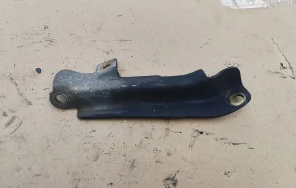 Engine mounting bracket