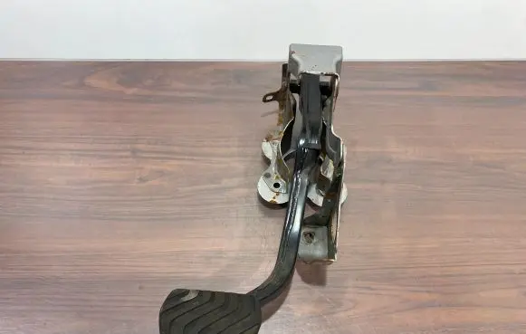Mitsubishi Outlander IV Brake pedal