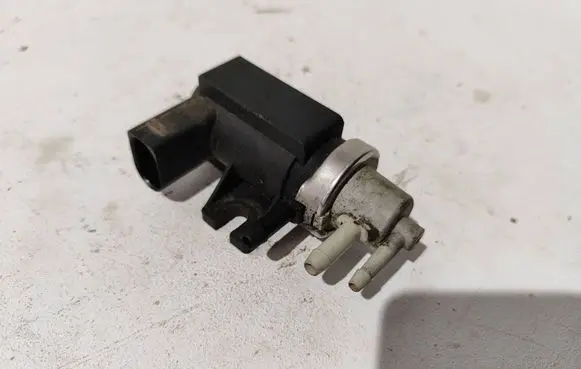Volkswagen Golf IV Turbo solenoid valve 1J0906627B 72290314