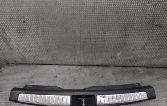 Trunk/boot sill cover protection