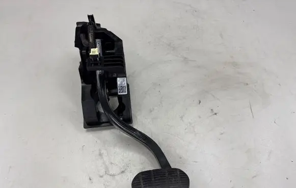 BMW 2 F46 Brake pedal 6856596 19929610 81007132E