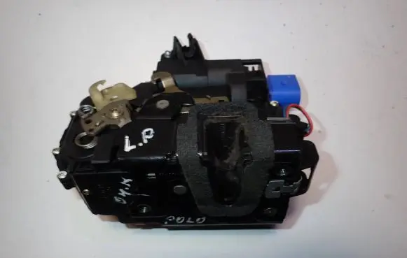 Volkswagen Polo Front door lock 3B1837015AM