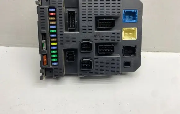 Peugeot 207 Fuse module 9663798280 BSI2004