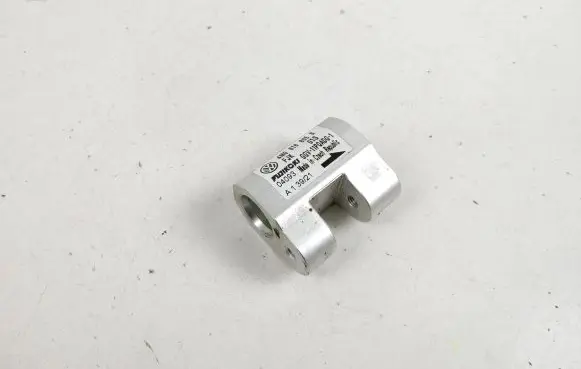 Porsche Taycan 9J1 Air conditioning (A/C) expansion valve 4M0816805B