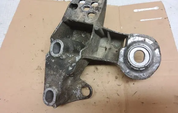 Engine mounting bracket