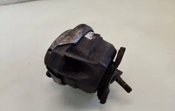 BMW 5 E60 E61 Engine mount bracket 6774619 15934612