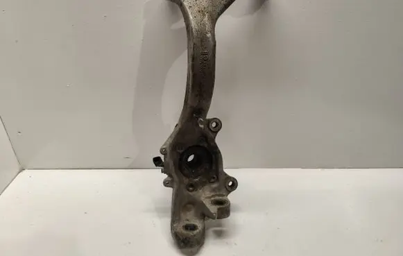 Front wheel hub spindle knuckle