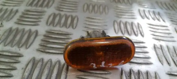Renault Clio II Front fender indicator light 7700822136