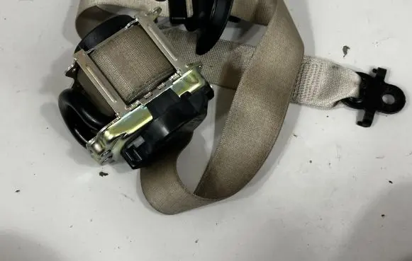 Middle seatbelt (rear)