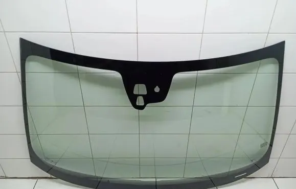 Volvo V70 Front windscreen/windshield window 31402735