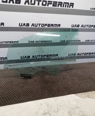 KIA Sportage Front door window glass four-door