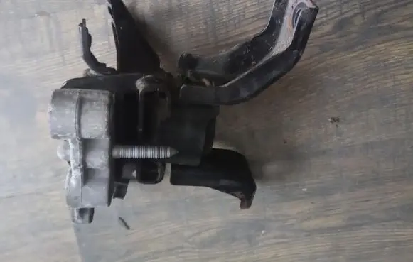 Toyota Auris E180 Engine mount bracket