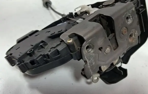 Volvo S40 Front door lock 30699793