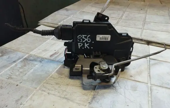 Audi A4 S4 B6 8E 8H Front door lock 4B1837015G