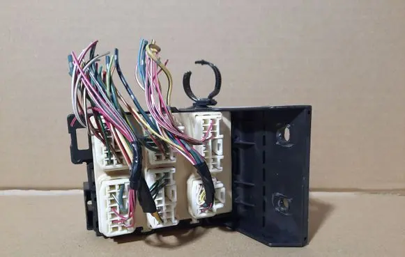 Toyota Avensis T250 Fuse module 8273405030