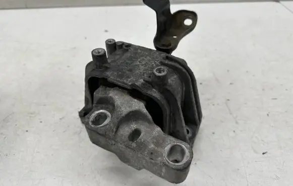 Volkswagen PASSAT CC Engine mount bracket