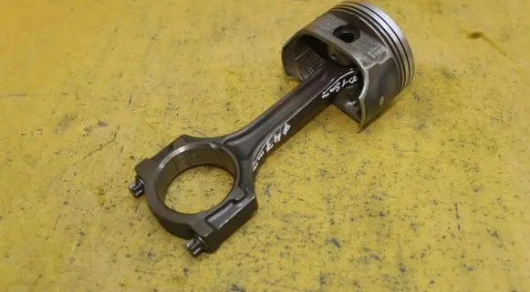 Ford Focus Piston with connecting rod