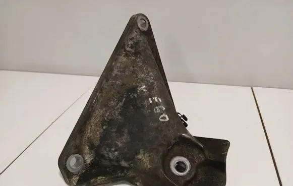 Engine mounting bracket