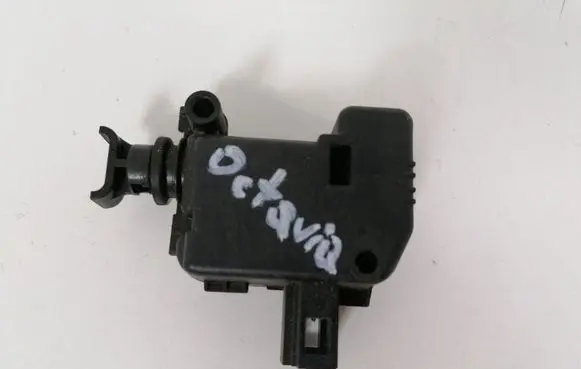 Skoda Octavia Mk2 (1Z) Central locking motor 