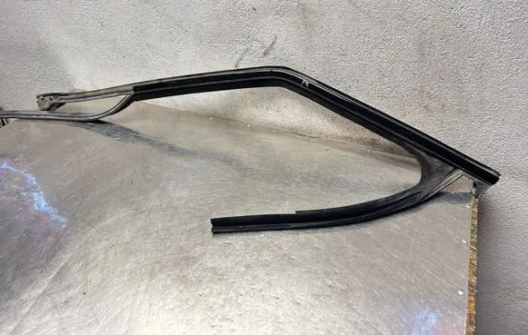 Saab 9-5 Rubber seal front coupe door window 