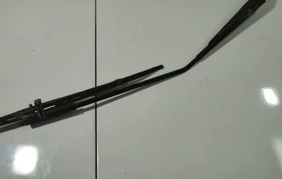 Mazda 3 I Front wiper blade arm 