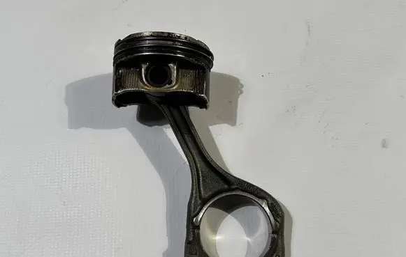 Lincoln Continental Piston with connecting rod GB8E-6K100-GA