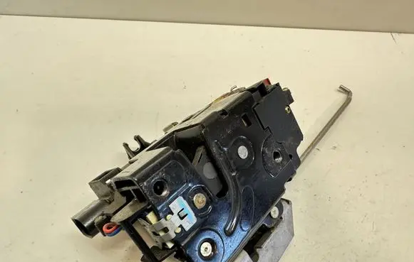 Audi A4 S4 B7 8E 8H Front door lock 8E1837016C