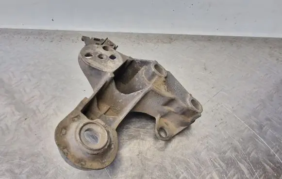 Volkswagen PASSAT B5.5 Engine mounting bracket 8E0199352D