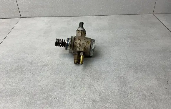 Volkswagen Scirocco Fuel injection high pressure pump 03C127026P